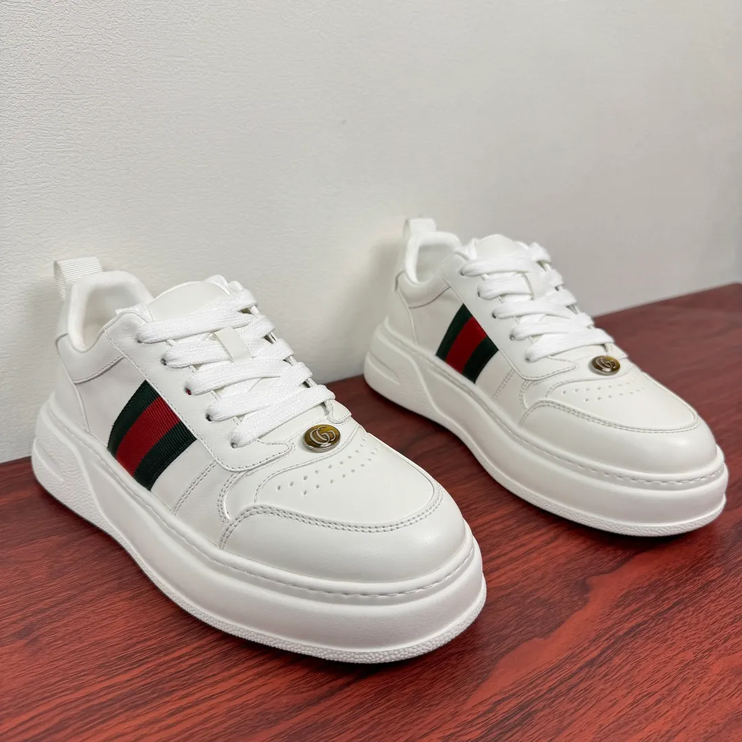 Batch 800 Gucci/Gucci new autumn men's leather sneakers thick-soled lightweight biscuit shoes! In the 2025 autumn and winter series, this sneaker adopts a thick-soled structure and cleverly uses the triple elements of silhouette design, color matching and material. Showcase retro style. This shoe is crafted from cow leather with webbing details and features a lightweight rubber sole for added sophistication. Multiple leathers are finely tailored and precision motorcycle composite splicing creates a full sense of layering. Full calfskin lining and insole with gold-tone logo lettering and badge detailing. There is a GG brand logo buckle on the toe, classic webbing embellishment, 5CM thickened lightweight rubber sole, air-glue stitching process, long-lasting wear without opening the glue and excellent on-foot comfort. Flat last shape, easy to match with all types of pants, and comes with a full set of packaging! Size: 39-40-41-42-43-44 leather shoe size (can be customized to 38.45) Item number: 431920 Webbing white
